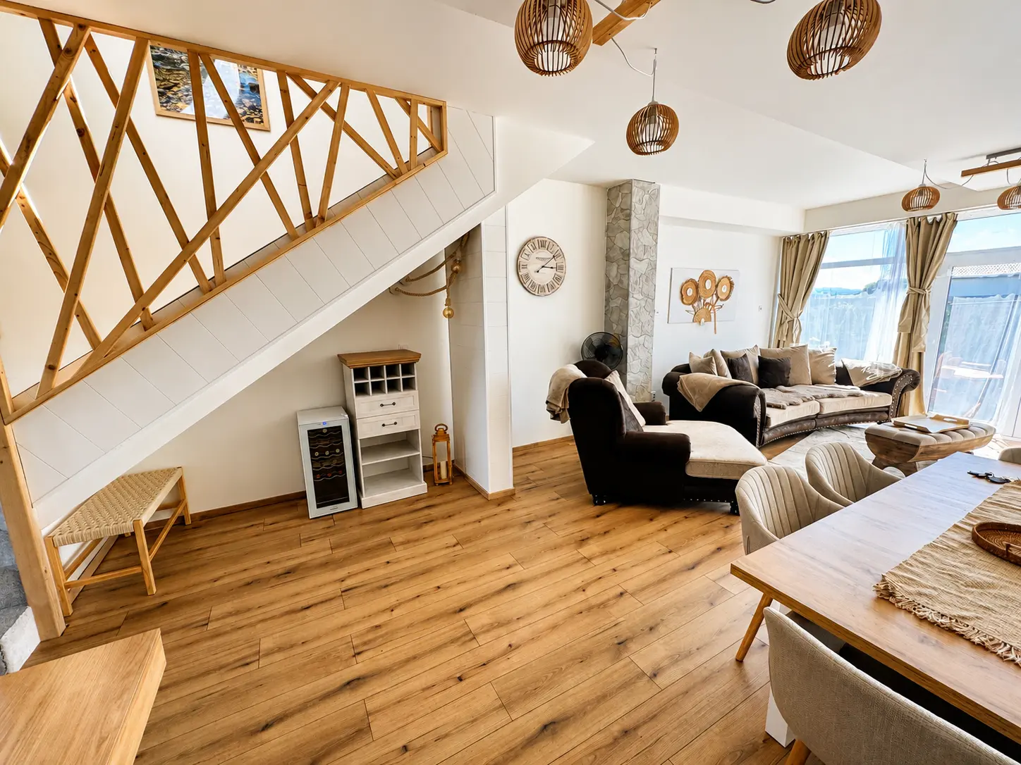 Chalet Sokol — Obývacia časť so schodiskom