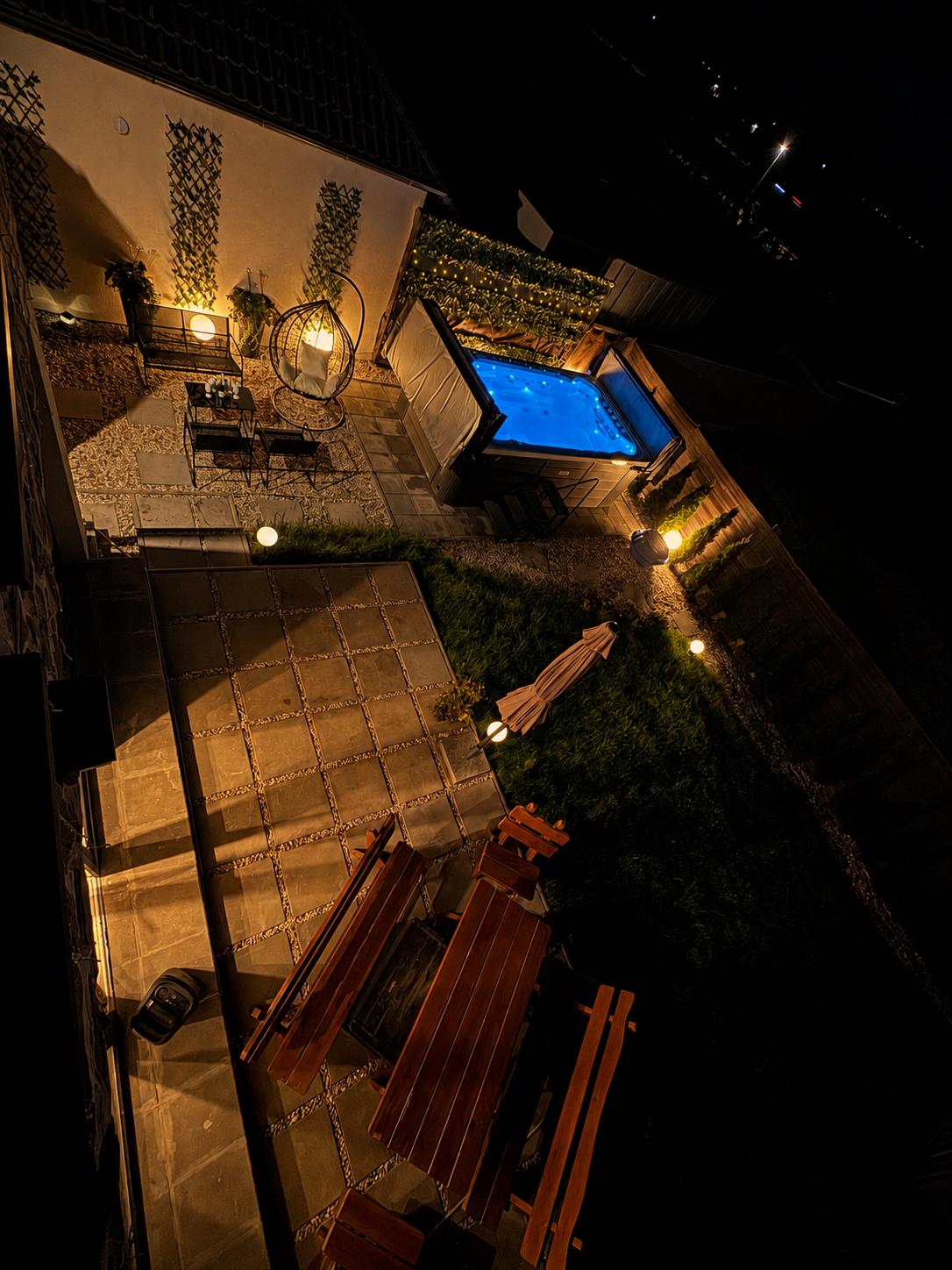 Chalet Kamzík — Pohľad na záhradu a swim spa